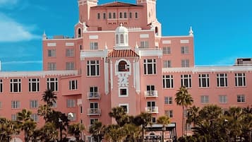 Aan het strand, ligstoelen aan het strand, strandlakens