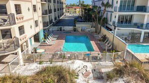 Een buitenzwembad, een verwarmd zwembad