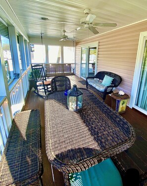 Property grounds - Walk 600' to Beach, Slp 10, Wi-Fi, Tidal Cr, perfect for family (Edisto Beach)