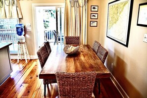 Dining - Walk 600' to Beach, Slp 10, Wi-Fi, Tidal Cr, perfect for family (Edisto Beach)