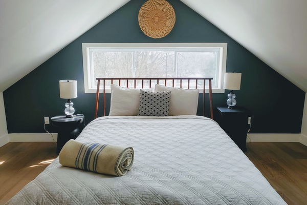 Welcome to the Bellflower located in Bloomfield, right in the middlle of PEC!