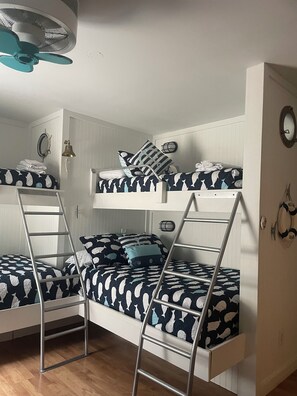 4 عدّة غرف نوم ومكواة/لوح كي وواي فاي مجانًا وملاءات أسرّة