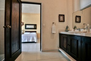 Doccia, asciugacapelli, asciugamani, sapone