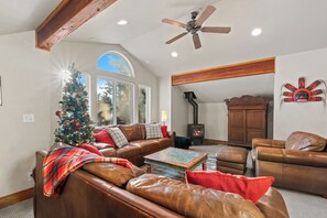 Interior - Sweet Private Leavenworth River Front Cabin with Fast WiFi & hot tub- Sleeps 6. (Leavenworth)