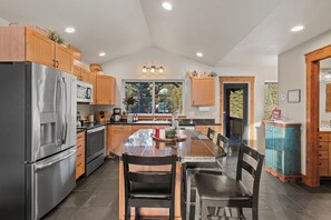 Fridge, microwave, oven, stovetop - Sweet Private Leavenworth River Front Cabin with Fast WiFi & hot tub- Sleeps 6. (Leavenworth)