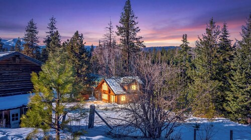 Sweet Private Leavenworth River Front Cabin with Fast WiFi & hot tub- Sleeps 6.