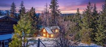 Sweet Private Leavenworth River Front Cabin with Fast WiFi & hot tub- Sleeps 6.