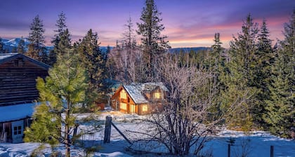 Sweet Private Leavenworth River Front Cabin with Fast WiFi & hot tub- Sleeps 6.