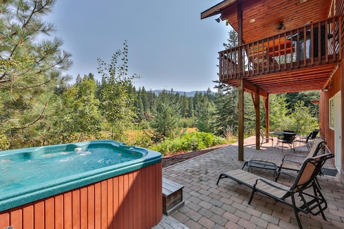 Sweet Private Leavenworth River Front Cabin with Fast WiFi & hot tub- Sleeps 6.