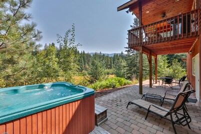 Sweet Private Leavenworth River Front Cabin with Fast WiFi & hot tub- Sleeps 6.