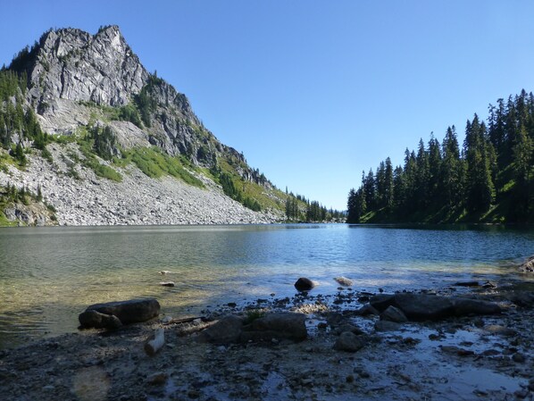 Chaises longues, serviettes de plage