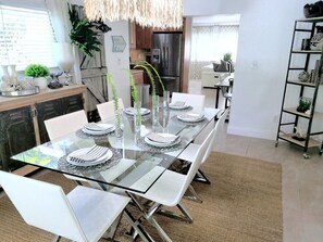 Dining - POSHPADZ Hot Tub, HUGE Private Tropical Pool, 3 Bedroom, BBQ Minutes to Beach (Palm Beach Gardens)