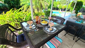 Outdoor dining - POSHPADZ Hot Tub, HUGE Private Tropical Pool, 3 Bedroom, BBQ Minutes to Beach (Palm Beach Gardens)