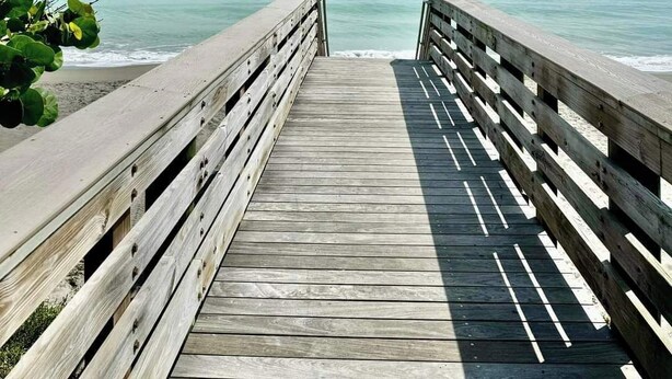 Beach nearby, sun loungers, beach towels