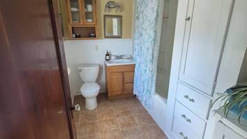 Combined shower/bathtub, hair dryer, towels, soap