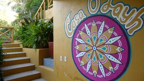 Eine Treppe mit einem handgemalten Logo, auf dem "Casa O'Laugh" steht.