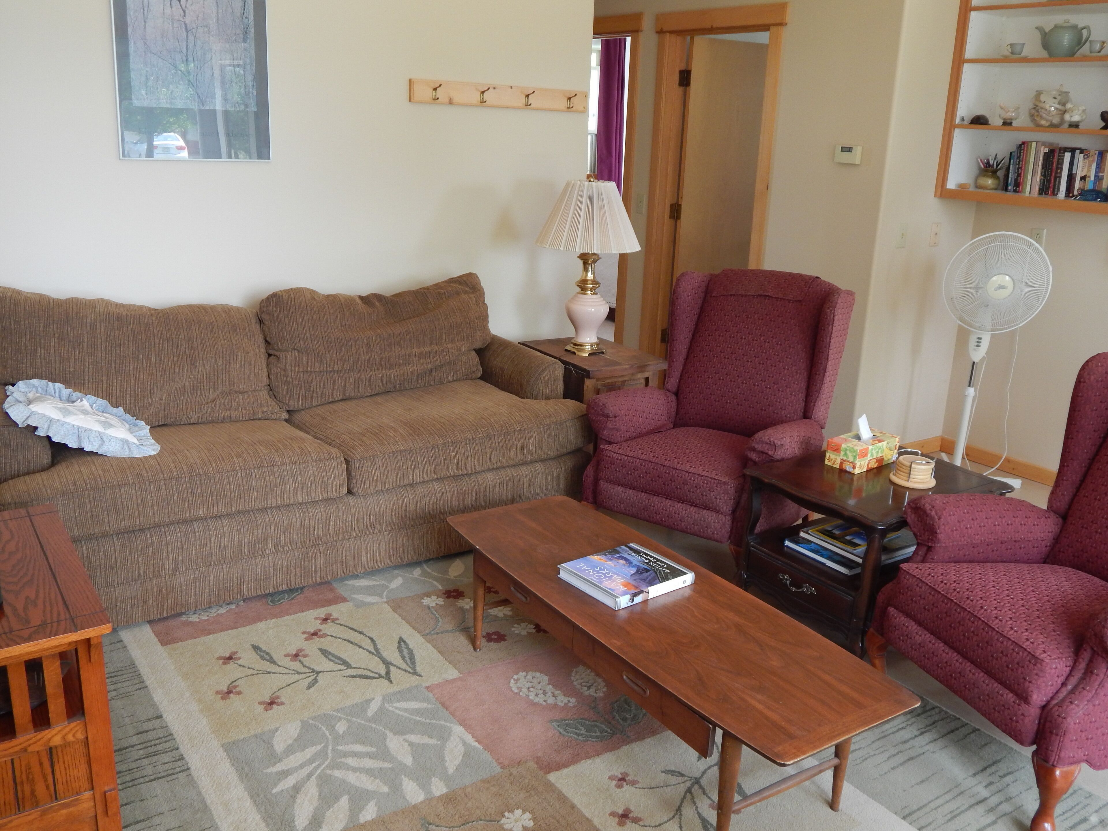 Een televisie, een dvd-speler en boeken