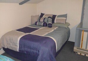1 bedroom, free WiFi, bed sheets - Ski in - Ski Out Condo right next to the Main Lodge !!! (Beaver (Eagle Point))