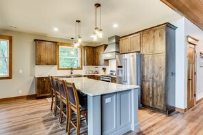 Fridge, microwave, oven, stovetop - Ivy Lane is located on Crosslake of the Whitefish Chain of Lakes (Crosslake)