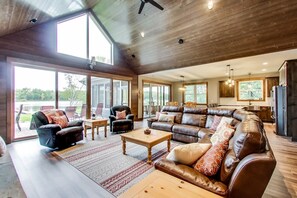 Smart-TV, Kamin, Videospiele, Bücher