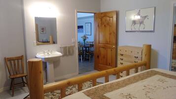 4 bedrooms, desk, iron/ironing board, free WiFi