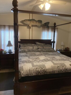 2 bedrooms, iron/ironing board, free WiFi, bed sheets - COOL CHAZ Waterfront River Rental-4Kayaks-1Canoe-2docks-boathouse (Homosassa)