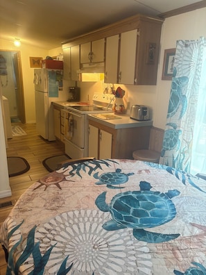 Oven, stovetop, coffee/tea maker, toaster - COOL CHAZ Waterfront River 2 bedroom Rental-4Kayaks-1Canoe-2docks-boathouse (Homosassa)