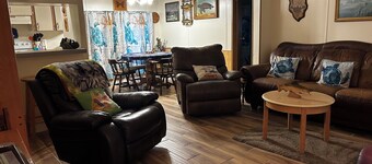COOL CHAZ Waterfront River 2 bedroom Rental-4Kayaks-1Canoe-2docks-boathouse