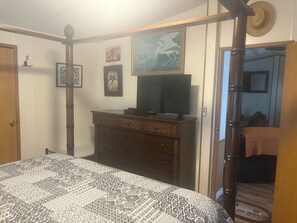 2 bedrooms, iron/ironing board, free WiFi, bed sheets - COOL CHAZ Waterfront River 2 bedroom Rental-4Kayaks-1Canoe-2docks-boathouse (Homosassa)