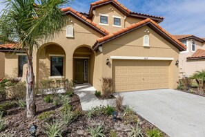 Exterior - 6 Miles to Disneys, Large Family home with a Private Pool and Spa,CHECK THIS OUT (kissimmee)