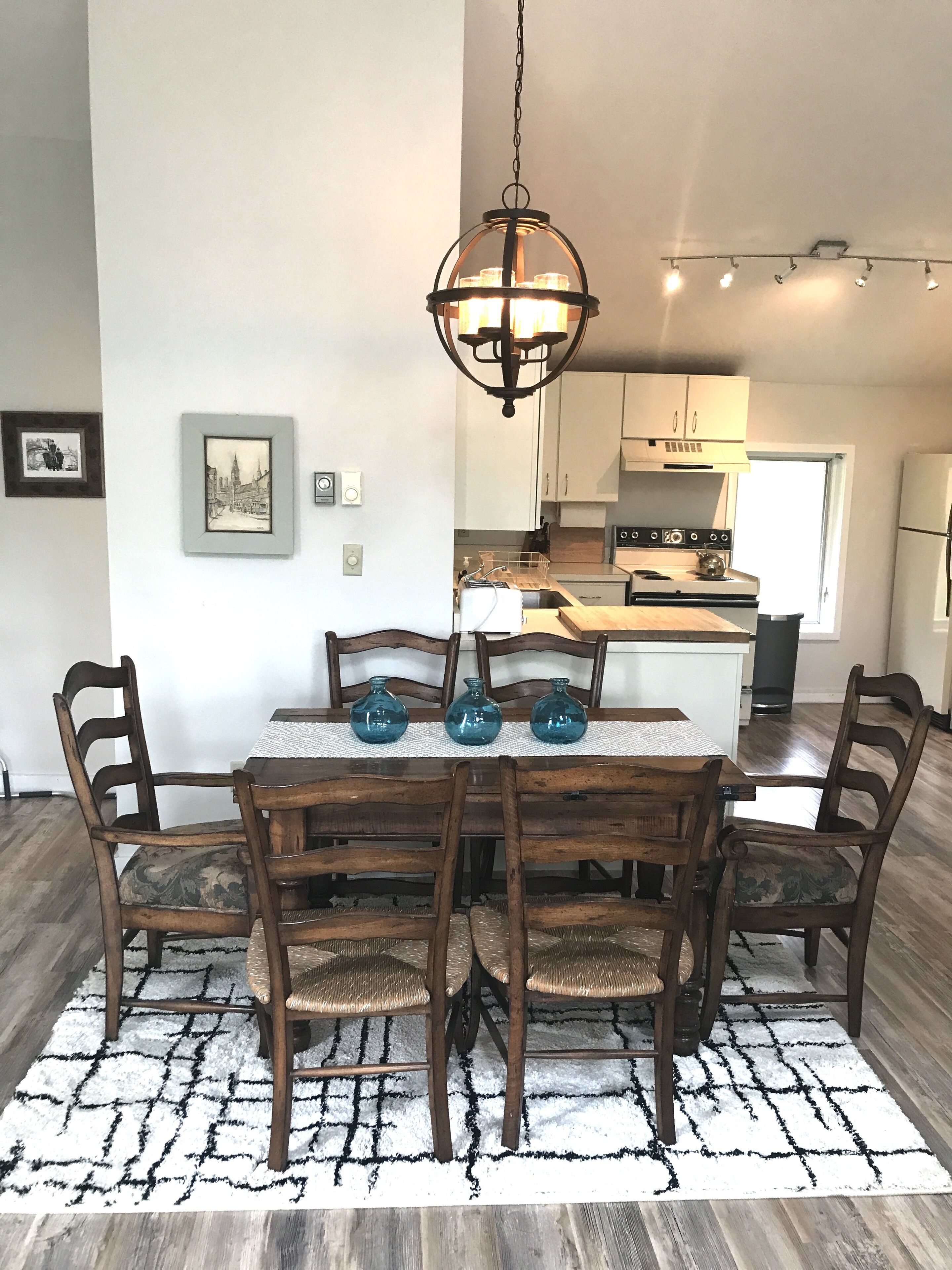 Relax!! Escape the city!! Updated condo w Mtn views from deck w/ turbo internet