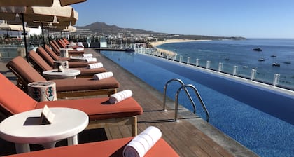 Oceanfront Luxury Condo im Herzen von Cabo San Lucas! Medano Beach ...