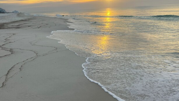 A beach with a sunset, waves, and a clear sky. - 2bd2 1/2ba sleeps8 1st&2fltownhouse onbeachw/dolphin views,boating,tennis,fishin (Pensacola)