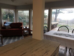 Fernseher, Kamin, Bücher