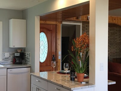 NEW! Tranquil Oceanfront Gem with Hot-tub 3 BDRM + Den, 3 BATH