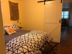 1 soverom, strykejern/-brett, wi-fi (inkludert) og sengetøy