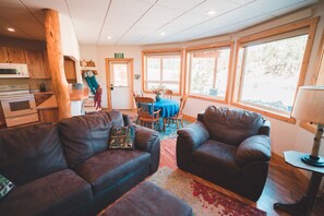 Smart TV, fireplace, DVD player, books - Spring Creek Splendor. The Perfect Location. Private Lower Level Apartment. Fun! (Hill City)