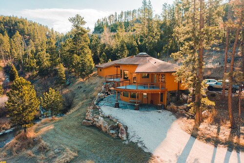 Spring Creek Splendor. The Perfect Location. Private Lower Level Apartment. Fun!