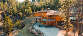 Spring Creek Splendor. The Perfect Location. Private Lower Level Apartment. Fun!