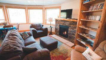 Takka, DVD-soitin, kirjoja, videokirjasto