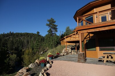 Spring Creek Splendor. The Perfect Location. Private Lower Level Apartment. Fun!