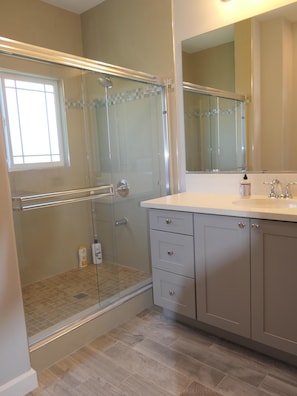 Combined shower/tub, hair dryer, towels, shampoo