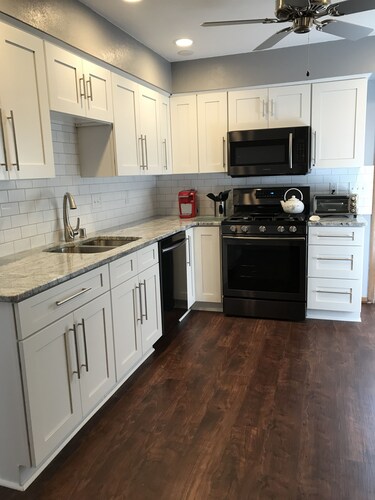 Uusittu!  Lähellä lentokenttää, Downtown Milwaukee, ja monia muita nähtävyyksiä!