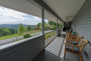 Terrace/patio - Beautiful home in the gorge (Ansted)