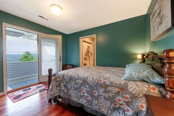 4 bedrooms, iron/ironing board, WiFi, bed sheets - Beautiful home in the gorge (Ansted)