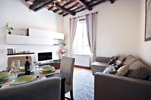 TV, DVD player, livros, videoteca