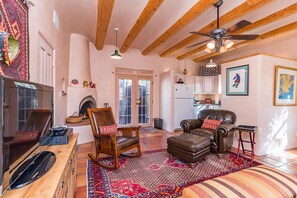 Smart TV, chimenea y libros