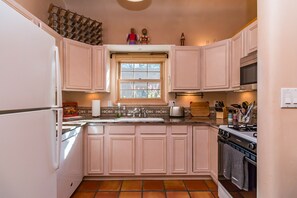 Fridge, microwave, oven, stovetop - Favorite Downtown Adorable Adobe ~ 10 min walk to Plaza (Santa Fe)