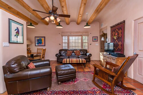 Favorite Downtown Adorable Adobe ~ 10 min walk to Plaza