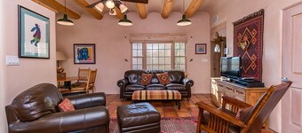 Favorite Downtown Adorable Adobe ~ 10 min walk to Plaza